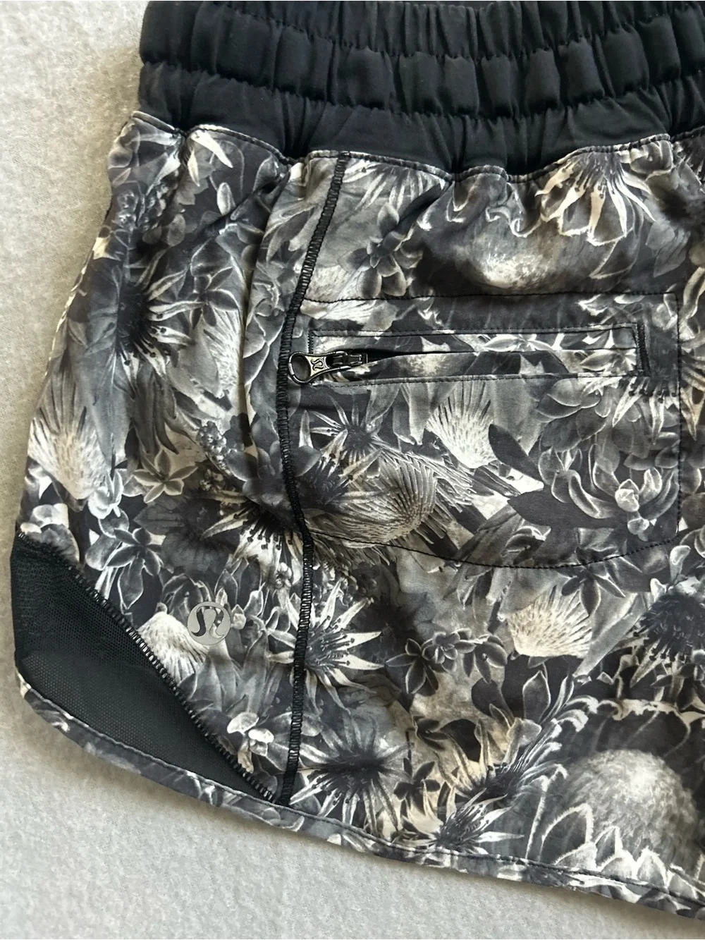 Lululemon Hotty Hot Short 2.5'' in Flowabunga Black Angel Wing Size 8